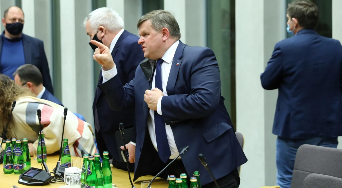 Strona rządowa, a tym bardziej MON, w żaden sposób nie odnosi się i nie komentuje informacji, które są zawarte na rosyjskich portalach - mówił wiceszef MON Wojciech Skurkiewicz do posłów opozycji podczas posiedzenia komisji obrony. Posłowie opozycji taką odmowę ocenili jako skandaliczną. Zapowiedzieli też wniosek do prezydium Sejmu o ponowne przeprowadzenie posiedzenia komisji obrony. Poseł KO Cezary Tomczyk zapowiedział także złożenie zawiadomienia do prokuratury na szefa komisji obrony Michała Jacha (PiS), który w związku z odmową udzielenie informacji przez Skurkiewicza przerwał posiedzenie komisji. Opozycja chce też wstąpić do prezydenta, jako do Zwierzchnika Sił Zbrojnych, z wnioskiem wskazującym na problemy stanu państwa związane z obronnością.