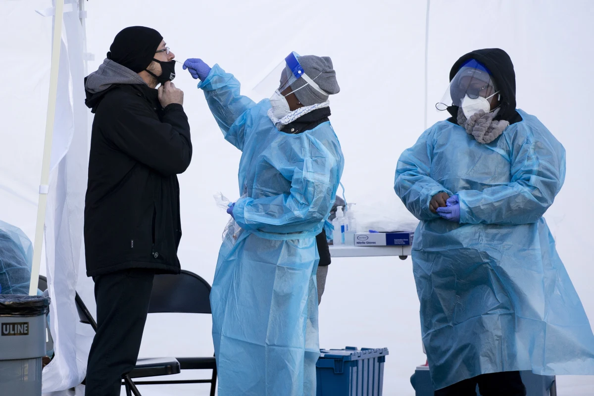 Liczba pacjentów chorych na Covid-19 w amerykańskich szpitalach osiągnęła do wtorku rekordowy, napędzany falą zakażeń wariantem wirusa Omikron, poziom - ponad 145,9 tys. Powoduje to przeciążenie placówek i zmusza stany do szukania rozwiązań awaryjnych.