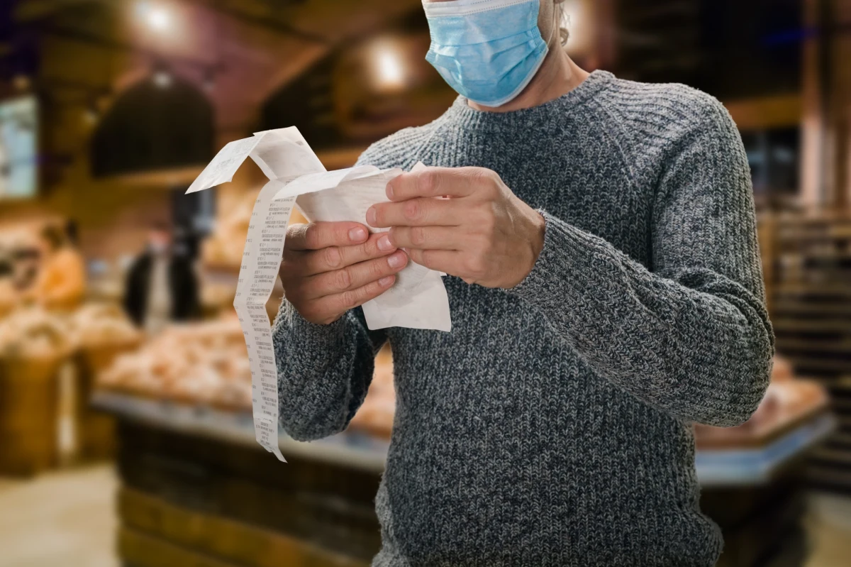 Posłowie zajmują się tarczą antyinflacyjną 2.0. Przedstawiając ją po rządzie premier Mateusz Morawiecki zapowiedział czasowe obniżenie VAT-u na podstawowe produkty. Projekt, którego autorem jest rząd, składa w Sejmie grupa posłów PiS. Jak zauważa dziennikarz RMF FM Tomasz Skory, nie ma pod nim podpisów premiera czy ministra finansów. 