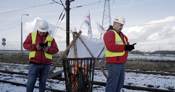 W kopalniach Polskiej Grupy Górniczej rozpoczęło się dwudniowe referendum strajkowe. Związkowcy prowadzą spór płacowy z zarządem największej górniczej spółki. W południe odbędą się kolejne rozmowy.
