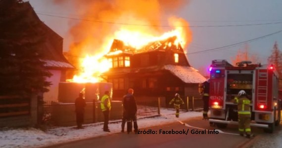 14 jednostek straży pożarnej gasiło pożar w drewnianym budynku w Czerwiennem na Podhalu. Nikt poważnie nie ucierpiał. 