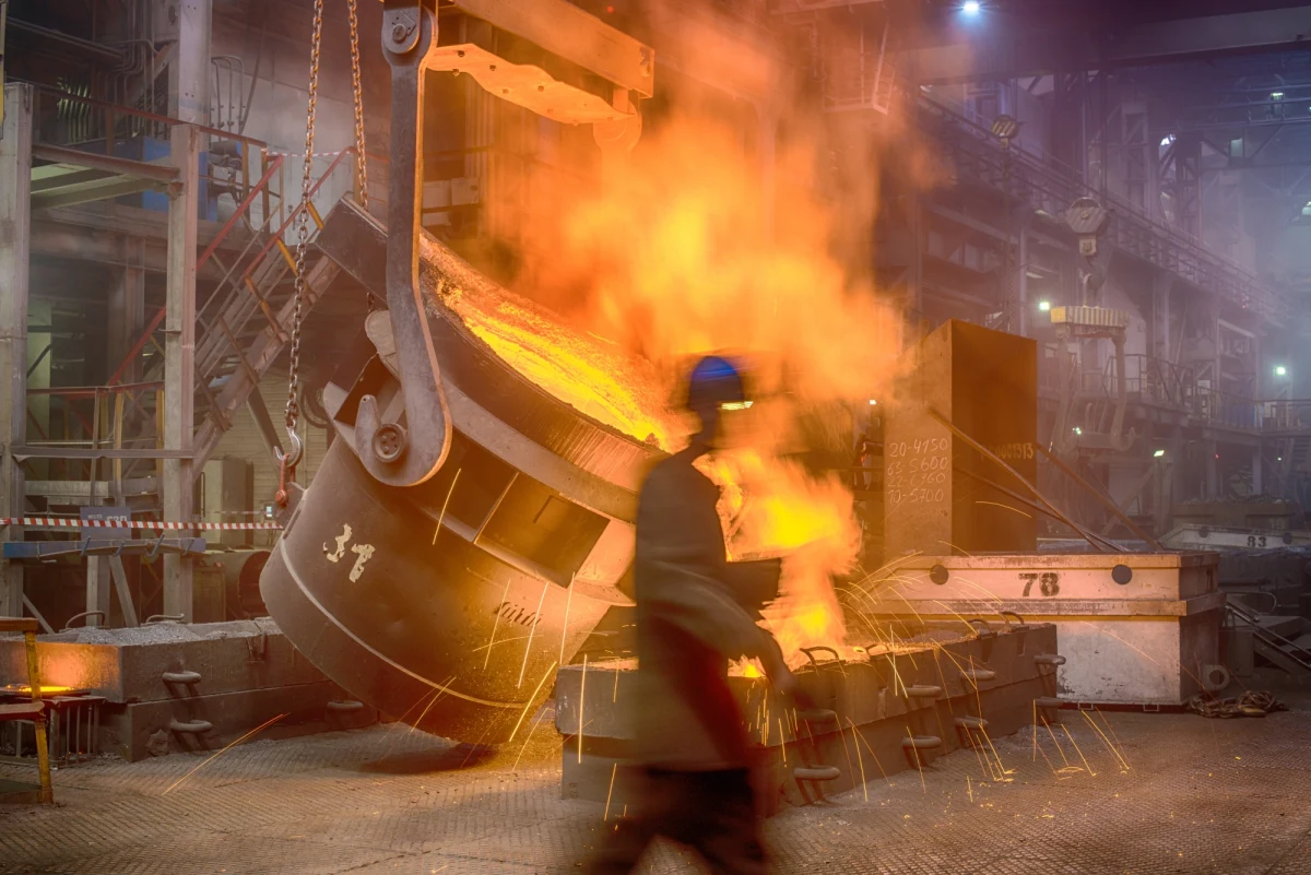 Podczas remontu hutniczego pieca w Hucie Łaziska w Łaziskach Górnych w województwie śląskim doszło do wypadku. Zginął 66-letni pracownik firmy remontowej. Według służb zwęglone ciało mężczyzny znaleziono w pobliżu pieca. Wyjaśniane są przyczyny i okoliczności tego zdarzenia. 