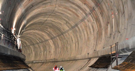 Cztery miesiące później niż planowano zakończy się budowa tunelu w Świnoujściu. Przeprawa pod Świną miała być gotowa we wrześniu, będzie za rok. Wykonawca złożył wniosek o wydłużenie budowy. Jako główny powód opóźnień podaje Covid-19.