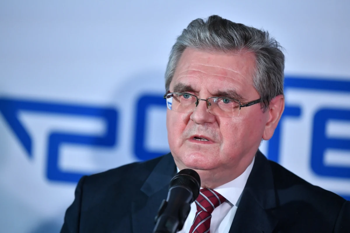 Na bieżącym posiedzeniu Sejmu nie będzie procedowany projekt ustawy o weryfikacji covidowej. Taką informację podczas środowego posiedzenia klubu PiS miał przekazać parlamentarzystom szef klubu, wicemarszałek Sejmu Ryszard Terlecki- wynika z informacji PAP. „Kwestie proceduralne stoją na przeszkodzie procedowania projektu ustawy o weryfikacji covidowej” - mówił wcześniej w Sejmie poseł Czesław Hoc (PiS). 