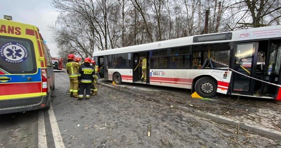 Dziewięć osób zostało poszkodowanych w wypadku autobusu miejskiego w Jastrzębiu Zdroju. Przed godziną 9:00 na ul. Pszczyńskiej pojazd uderzył w drzewo. 