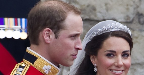 Można przypuszczać, że z okazji 40. urodzin książę William podarował małżonce kolejną błyskotkę. Odkąd bowiem poznał Kate Middleton na uniwersytecie, a potem poślubił ją w 2011 roku, jej skrzyneczka na biżuterię zaczęła się stopniowo zapełniać klejnotami o wartości niewyobrażalnej dla przeciętnego plebejusza.