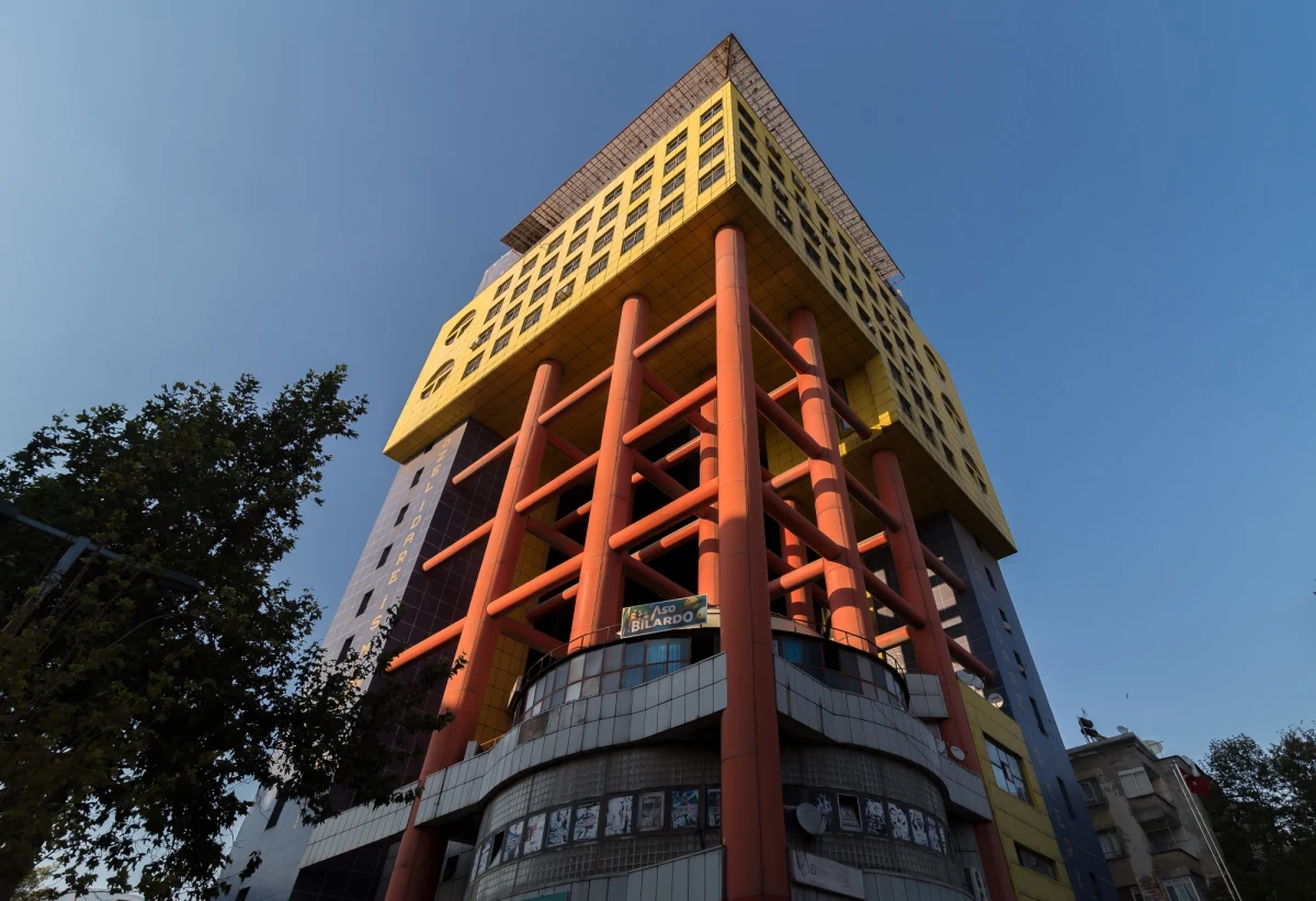 Centrum biznesowe w Kahramanmaras na południu Turcji zasłynęło tym, że przez lata było pierwszym wyborem Google'a po wpisaniu w przeglądarkę po angielsku hasła "najbardziej absurdalny budynek świata" (world's most ridiculous building). Lokalne władze rozpoczęły jego likwidację - poinformowała turecka agencja Anatolia.