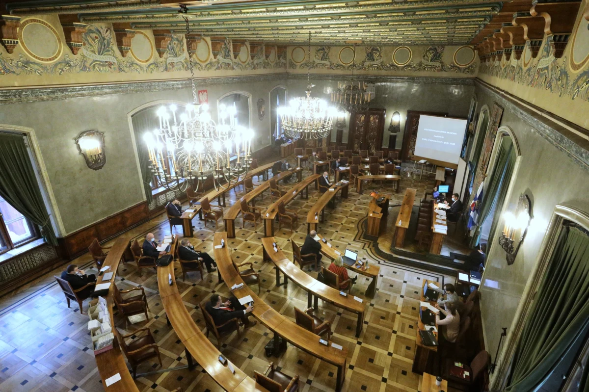 "Nie było, nie ma i nie będzie koalicji z PiS-em" – poinformował nowy przewodniczący Rady Miasta Krakowa Rafał Komarewicz (Polska 2050, klub Przyjazny Kraków). Zaapelował także do PO o dalszą współpracę i o ostudzenie emocji w związku ze zmianami w prezydium Rady Miasta Krakowa.