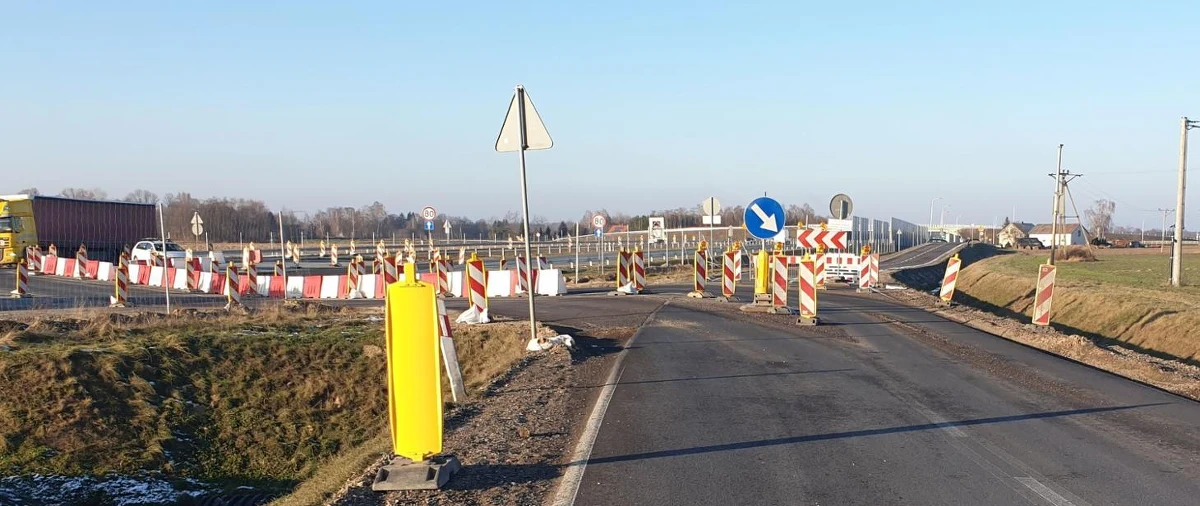 Krótko po udostępnieniu do ruchu ok. 50-kilometrowego odcinka S7 między Mławą a Pawłowem GDDKiA w Olsztynie otrzymała sygnały, że w okolicy Pawłowa dochodziło do przypadków wjeżdżania pod prąd. Miało to miejsce na zjeździe z drogi zbiorczej na odcinek drogi dwujezdniowej.