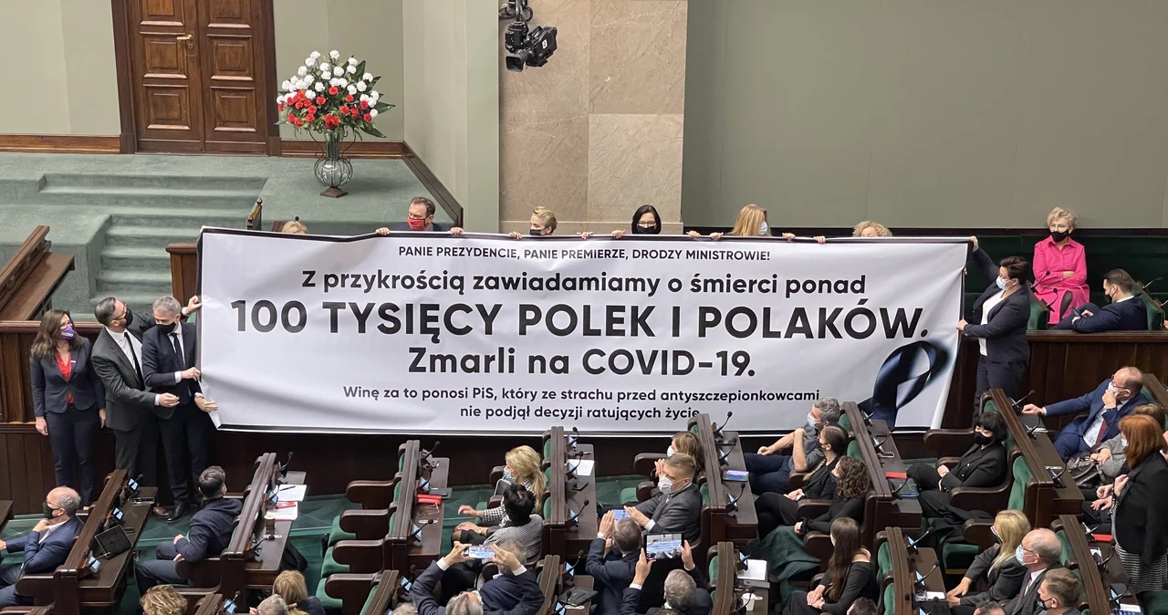 Podczas obrad Sejmu na sali plenarnej pojawił się baner, w którym winą za śmierć Polaków z powodu covid obarczono rząd