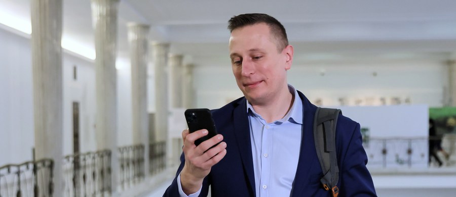 Prokuratura nałożyła całkowitą blokadę informacyjną na postępowanie sprawdzające w sprawie podejrzeń włamania za pomocą systemu Pegasus na telefon senatora Krzysztofa Brejzy. Choć zawiadomienie w tej sprawie polityk Koalicji Obywatelskiej złożył ponad 3 miesiące temu, nie ma żadnej reakcji śledczych. 