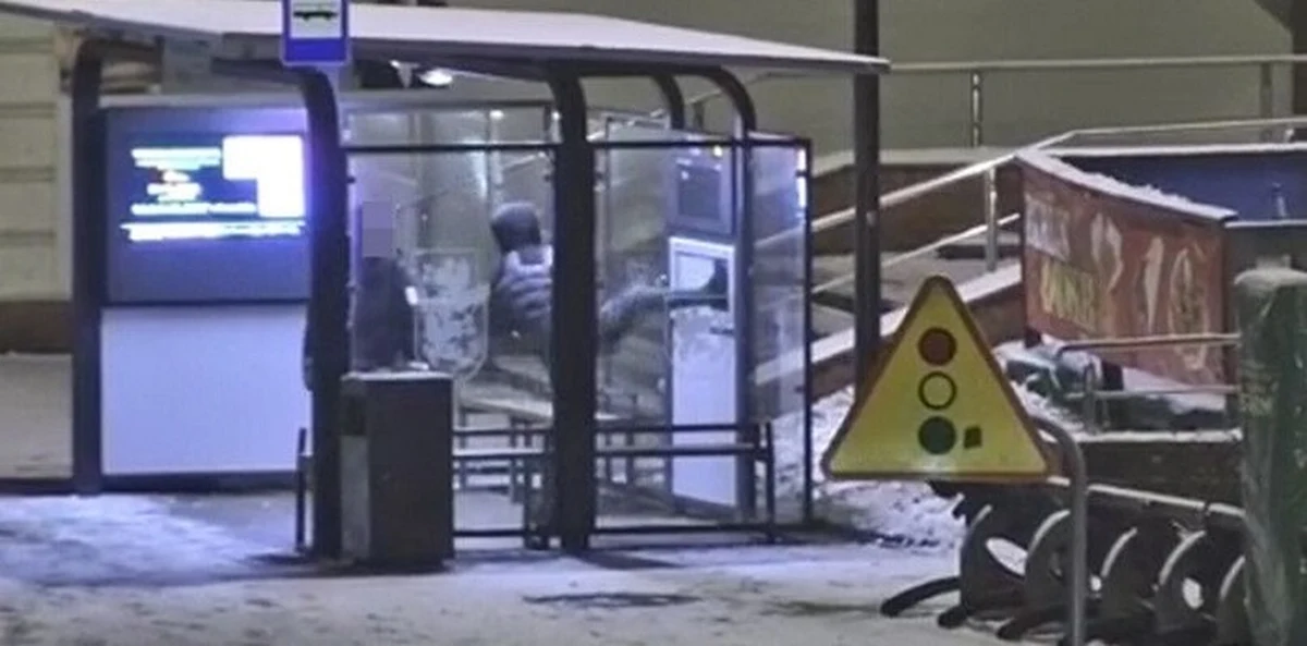 Szczecineccy policjanci zatrzymali 3 osoby biorące udział w bójce, do której doszło nad ranem minionej soboty. Zatrzymani to mieszkańcy Szczecinka, dwóch mężczyzn i jedna kobieta w wieku. 39-latek który został ugodzony nożem trafił do szczecineckiego szpitala. Zarzuty usłyszeli 3 mężczyźni, w tym poszkodowany.