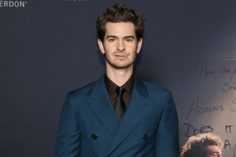 Andrew Garfield z rozmachem powrócił ostatnio do aktorskiej czołówki. Najpierw wystąpił w filmie "Spider-Man: Bez drogi do domu", który zdobywa szyty popularności, a później zdobył Złotego Globa za występ w musicalu "Tick, Tick... Boom!". W ostatnim z wywiadów wyznał jednak, że nie zawsze szło mu ta dobrze. Wspomniał chcociażby, że nie dostał angażu w "Opowieściach z Narnii", bo uznano, że nie jest wystarczająco przystojny. 