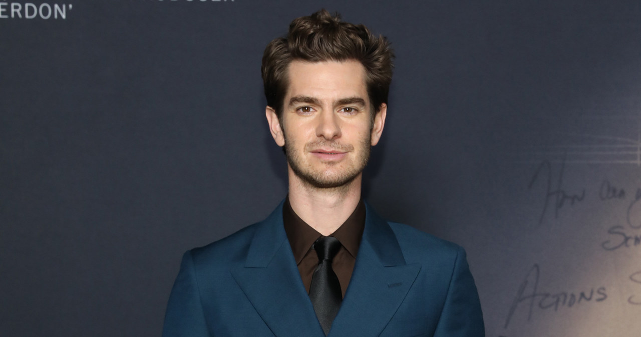 Andrew Garfield z rozmachem powrócił ostatnio do aktorskiej czołówki. Najpierw wystąpił w filmie "Spider-Man: Bez drogi do domu", który zdobywa szyty popularności, a później zdobył Złotego Globa za występ w musicalu "Tick, Tick... Boom!". W ostatnim z wywiadów wyznał jednak, że nie zawsze szło mu ta dobrze. Wspomniał chcociażby, że nie dostał angażu w "Opowieściach z Narnii", bo uznano, że nie jest wystarczająco przystojny. 