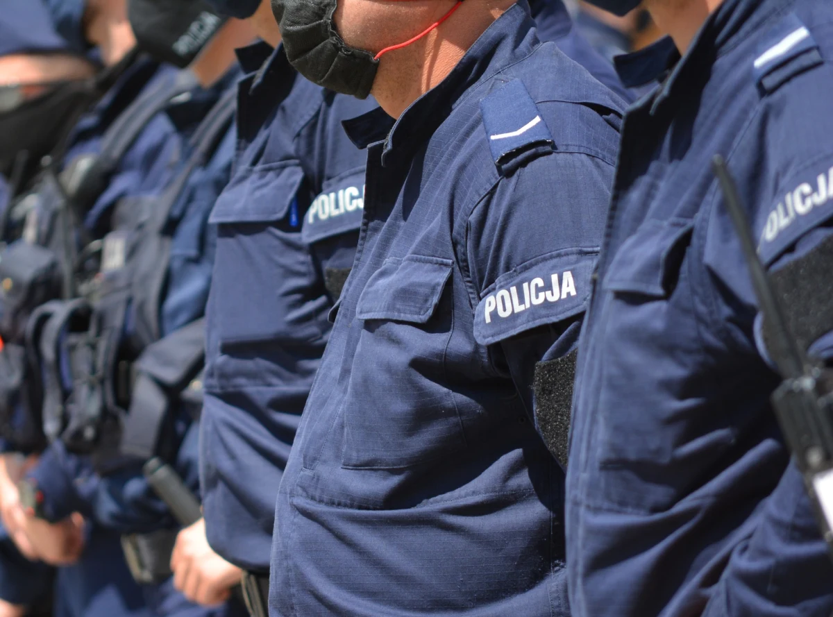 Czterech, byłych już, szczecińskich policjantów stanie przed sądem. Odpowiedzą za pobicie zatrzymanego. Do zdarzenia doszło rok temu w budynku komendy wojewódzkiej policji w Szczecinie. Wśród oskarżonych jest syn komendanta miejskiego policji.