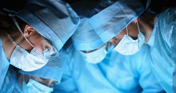 Brytyjski chirurg specjalizujący się w transplantacjach stracił prawo do wykonywania zawodu. Wypalał swoje inicjały laserem na wątrobach wszczepianych pacjentom.