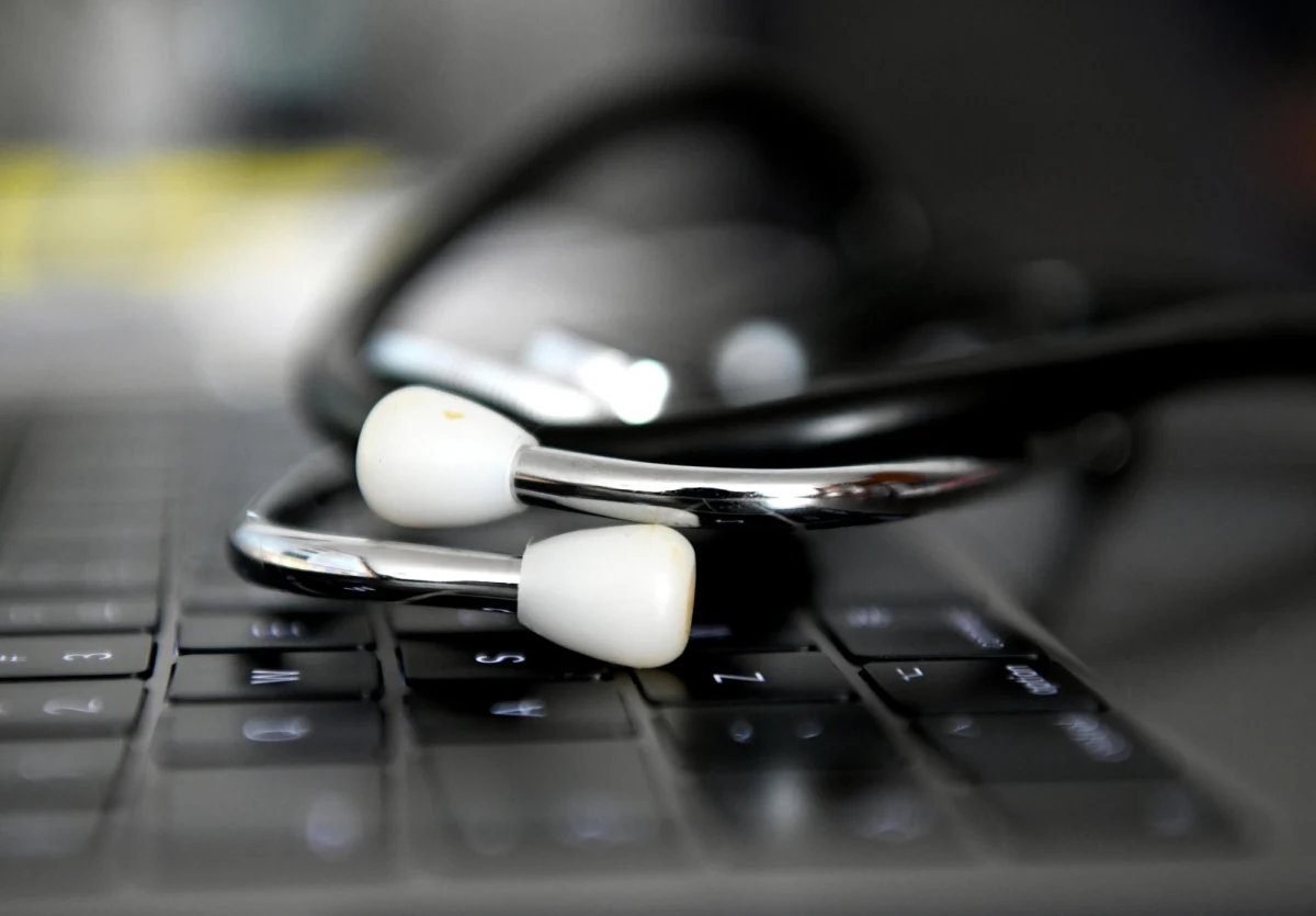 Podczas dwóch lat pandemii w Hiszpanii wydano 15,2 mln zwolnień chorobowych, z czego ponad 5 mln z powodu Covid-19 - wynika z raportu organizacji towarzystw ubezpieczeniowych (AMAT), opublikowanych przez hiszpański dziennik "ABC". Ośrodki zdrowia są przeciążone, a pracodawcy podejrzewają nadużycia.