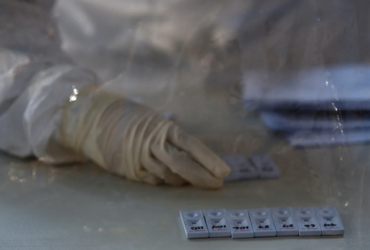 Kwarantanna dla zakażonych koronawirusem zostanie skrócona z dziesięciu do pięciu dni - poinformował rząd Szwajcarii. Nowe zasady wejdą w życie już od czwartku. Zmiana ta ma związek z rosnącą liczbą zakażeń Omikronem, który znacznie krócej rozwija się w organizmie.