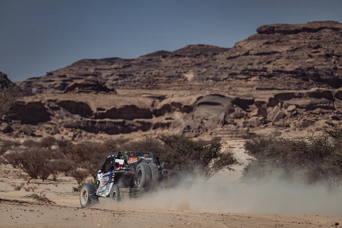 Za nami 10. etap Rajdu Dakar 2022. Na trasie z Wadi Ad Dawasir do Bisha zlokalizowano odcinek specjalny o długości 375 kilometrów. Warto podkreślić, że był to ostatni tak długi etap w tegorocznym Rajdzie Dakar. Wiele załóg skupiło się dzisiaj przede wszystkim na tym, aby bezpiecznie dojechać do mety i nie zaprzepaścić szans na dobry wynik dwa dni przed końcem rajdu.