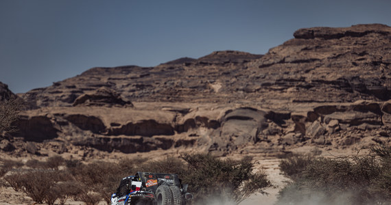 Za nami 10. etap Rajdu Dakar 2022. Na trasie z Wadi Ad Dawasir do Bisha zlokalizowano odcinek specjalny o długości 375 kilometrów. Warto podkreślić, że był to ostatni tak długi etap w tegorocznym Rajdzie Dakar. Wiele załóg skupiło się dzisiaj przede wszystkim na tym, aby bezpiecznie dojechać do mety i nie zaprzepaścić szans na dobry wynik dwa dni przed końcem rajdu.