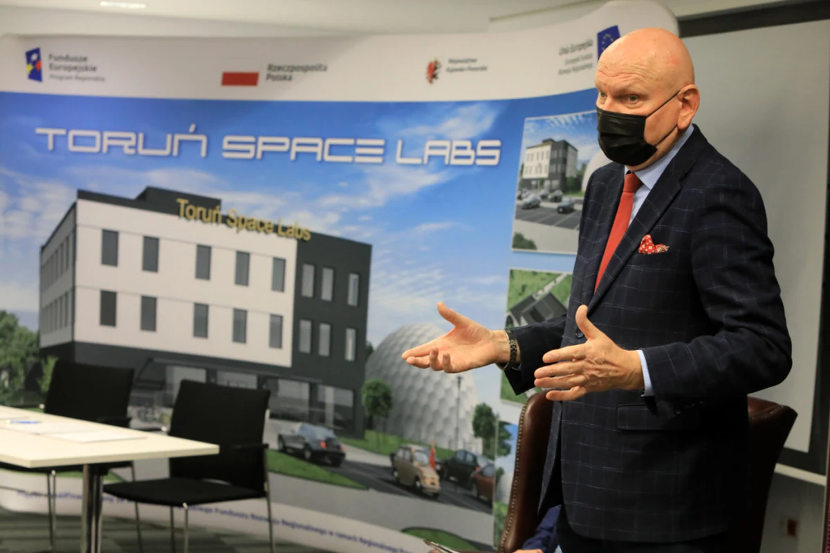 Toruń Space Labs - to nazwa kompleksu obiektów, który ma powstać w jednym z centralnych miast województwa kujawsko-pomorskiego. Do końca lipca 2023 roku za 22 mln zł powstanie miejsce, w którym małe i średnie firmy będą mogły rozwijać swoje innowacyjne technologie. Budowa Toruń Space Labs była zapowiadana już w 2018 roku, wtedy jednak nie udało się sfinalizować pomysłu.