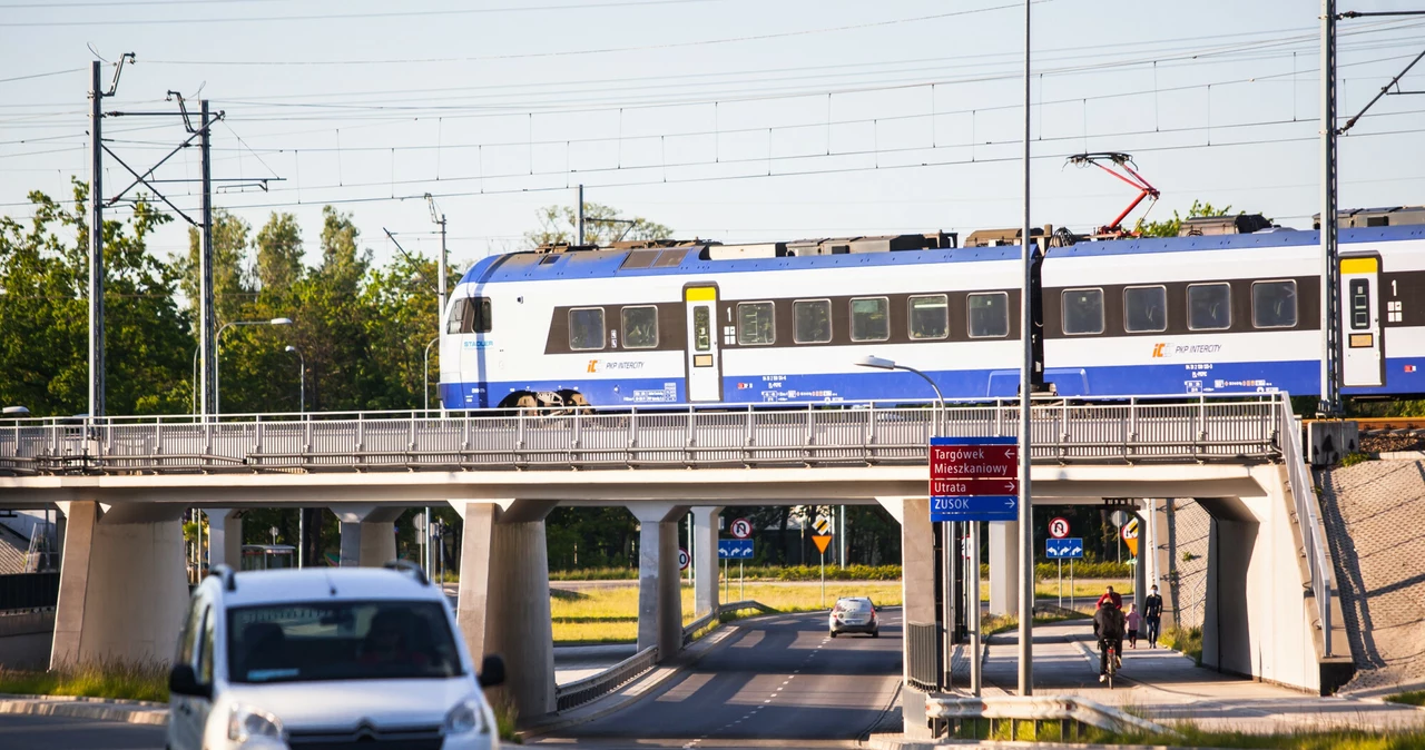 Taniej za paliwo, drożej za podróż PKP Intercity - z takimi komunikatami zetknęli się Polacy w styczniu 2022 roku