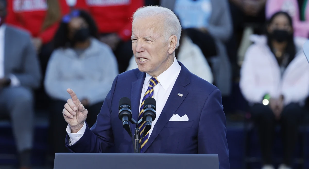 Administracja Bidena sfinalizowała listę sankcji przeciwko Rosji w razie jej wznowionej agresji przeciwko Ukrainie - podała w środę telewizja CNN. Przygotowywane są też plany na wypadek odcięcia przez Rosję dostaw gazu do Europy, zakładające zwiększony import LNG z innych krajów.