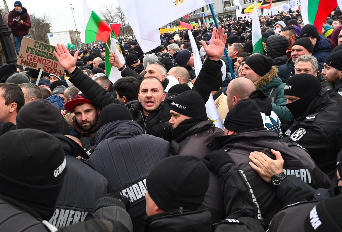 Antyszczepionkowcy protestowali w środę przed parlamentem w Sofii. Doszło do starć demonstrujących z policją. Protest zbiegł się z czasem z najwyższym od początku pandemii nowych zakażeń Covid-19 w Bułgarii.  