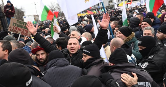 Antyszczepionkowcy protestowali w środę przed parlamentem w Sofii. Doszło do starć demonstrujących z policją. Protest zbiegł się z czasem z najwyższym od początku pandemii nowych zakażeń Covid-19 w Bułgarii.  