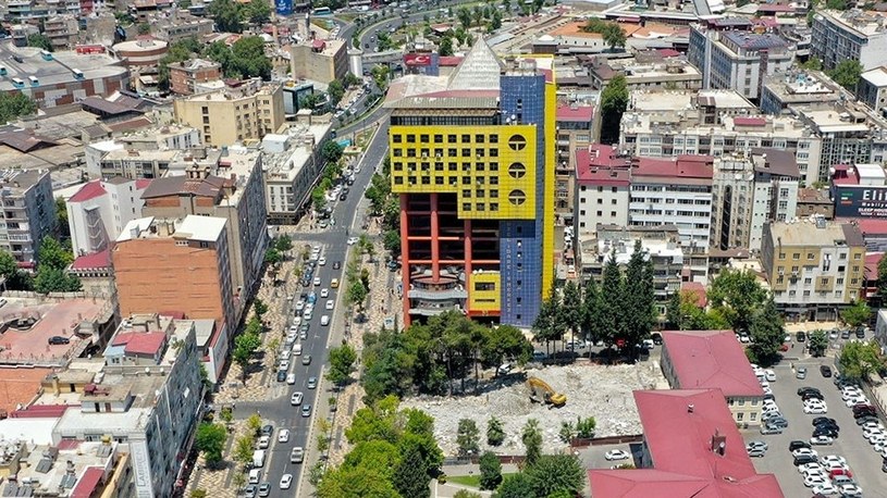 To już ostateczny koniec centrum biznesowego w Kahramanmaras w południowej Turcji, znanego jako "najbardziej absurdalny budynek świata”. Władze zdecydowały się go zburzyć, ponieważ nie pasuje on do zabudowy miasta.