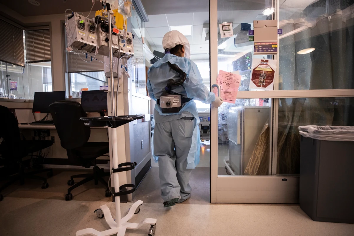 Dyrektor Światowej Organizacji Zdrowia Tedros Adhanom Ghebreyesus ostrzegł, że Omikron, mimo iż jest wariantem powodującym mniej groźne objawy Covid-19, jest niebezpieczny. Jego szybkie rozprzestrzenianie się może bowiem przynieść kolejne, groźniejsze mutacje wirusa.