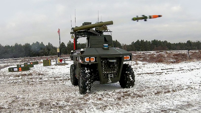 W końcu możemy zobaczyć w akcji polski autonomiczny i bezzałogowy pojazd Perun, który strzela przeciwpancernymi pociskami kierowanymi o nazwie Pirat.