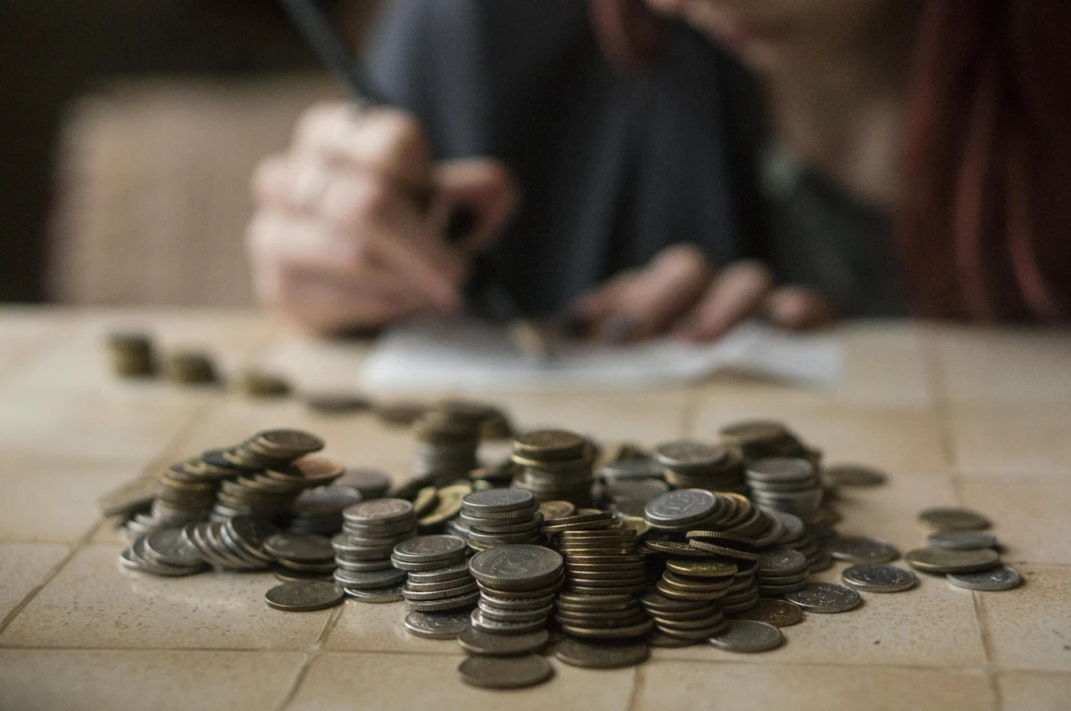 Polacy są zaskoczeni skalą podwyżek rachunków za prąd i gaz – wynika z sondażu dla RMF FM i „Dziennika Gazety Prawnej”, który przeprowadziła pracownia United Surveys. Jednocześnie tylko 1/3 z nich jest gotowa płacić wyższe rachunki, żeby w ten sposób chronić klimat.