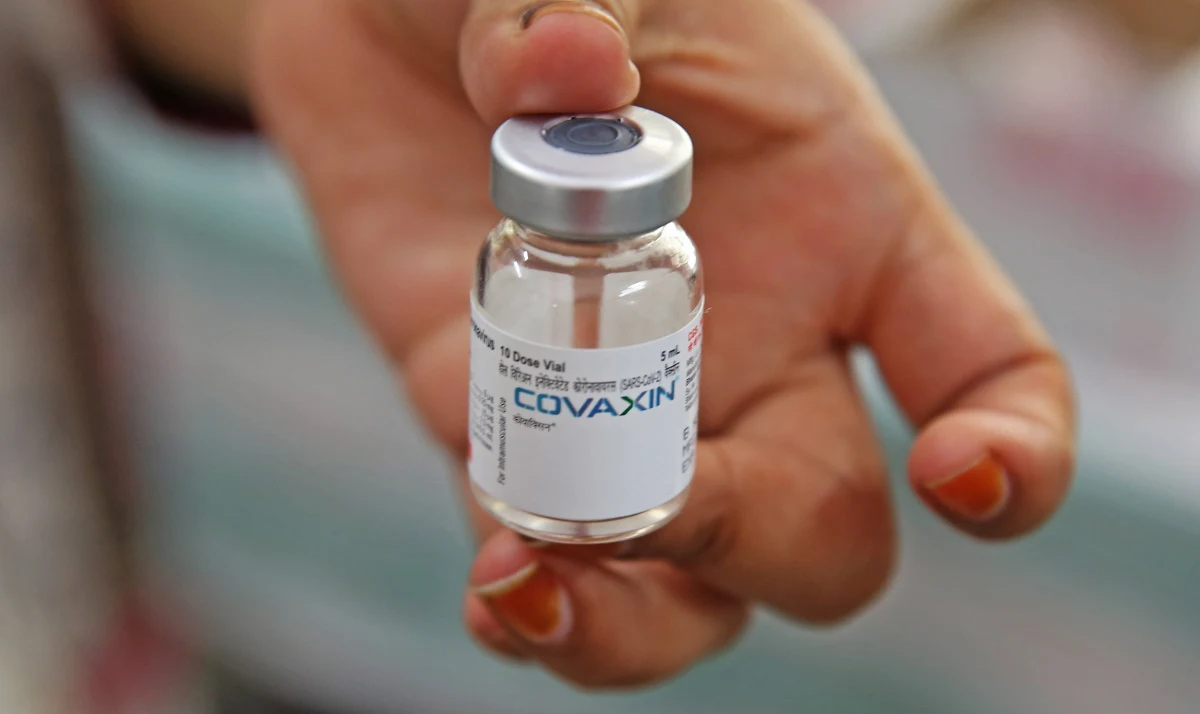 Szczepienie przypominające przeciw Covid-19 indyjskim preparatem Covaxin, podane sześć miesięcy od poprzedniej dawki, neutralizuje warianty koronawirusa Delta i Omikron - poinformował w środę producent, koncern Bharat Biotech.