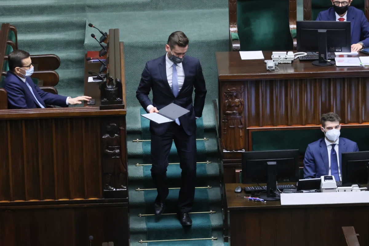 ​Głosowanie za wnioskiem Koalicji Obywatelskiej o odwołanie ministra sportu i turystyki Kamila Bortniczuka zapowiedziały w środę późnym wieczorem kluby opozycji. PiS broniło ministra. Głosowanie - w czwartek. Wniosek o odwołanie Bortniczuka Koalicja Obywatelska złożyła na początku grudnia. Szef klubu KO Borys Budka zwracał wtedy uwagę na bulwersujące opinię publiczną doniesienia dotyczące ówczesnego wiceministra sportu Łukasza Mejzy. Premier Mateusz Morawiecki odwołał Mejzę z rządu pod koniec grudnia. Według wniosku KO Bortniczuk rekomendował Mejzą na stanowisko sekretarza stanu w MSiT, "kierując się tylko znanymi sobie powodami, nieujawnionymi szerzej opinii publicznej".