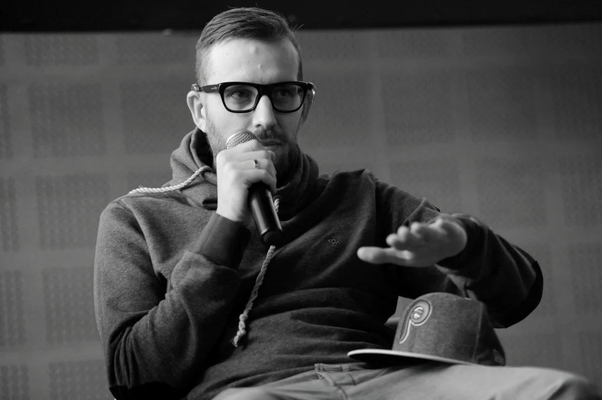 Zmarł raper Pjus - Karol Jerzy Nowakowski – poinformował portal muzyczny CGM. Był znany z występów z m.in. 2cztery7, Pezetem i Eldo. W 2004 roku zdiagnozowano u niego bardzo rzadką chorobę, neurofibromatozę typu 2. Stracił słuch, ale operacyjnie mu go przywrócono. 