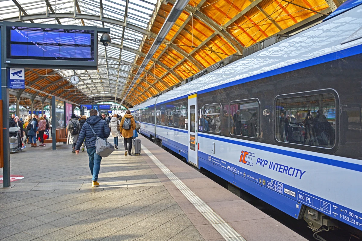 Ceny biletów PKP Intercity od dzisiaj idą w górę średnio o kilkanaście procent. Powód to - jak tłumaczą kolejarze - coraz droższa energia trakcyjna oraz konieczność modernizacji taboru. Nowy cennik biletów wszedł właśnie w życie.