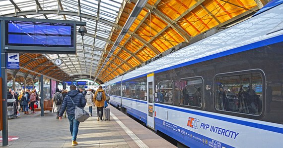 Ceny biletów PKP Intercity od dzisiaj idą w górę średnio o kilkanaście procent. Powód to - jak tłumaczą kolejarze - coraz droższa energia trakcyjna oraz konieczność modernizacji taboru. Nowy cennik biletów wszedł właśnie w życie.