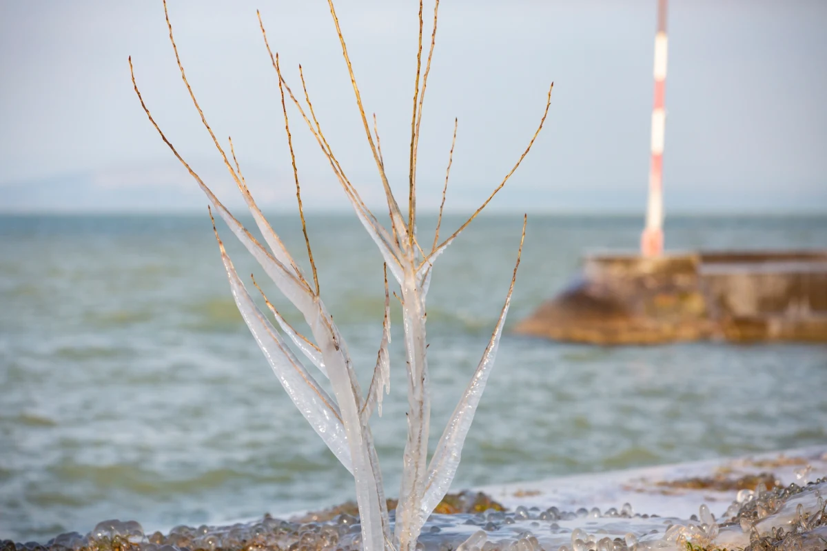 W czwartek trzeba szczególnie uważać na opady marznącego deszczu i deszczu ze śniegiem. Synoptycy ostrzegają także, że będzie wietrznie - nawet do 95 km/h. Nastąpi dalsze pogorszenie pogody - powiedziała Grażyna Dąbrowska, synoptyk IMGW