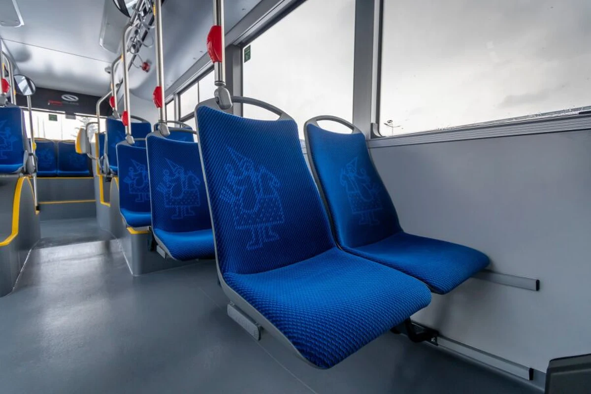 ​Dobra wiadomość dla podróżujących komunikacją miejską w Krakowie. Po rozbiórce starego wiaduktu na ulicy Grzegórzeckiej, od poniedziałku wznowiony zostanie przejazd tą ulica dla komunikacji miejskiej - zarówno dla tramwajów, jak i autobusów.