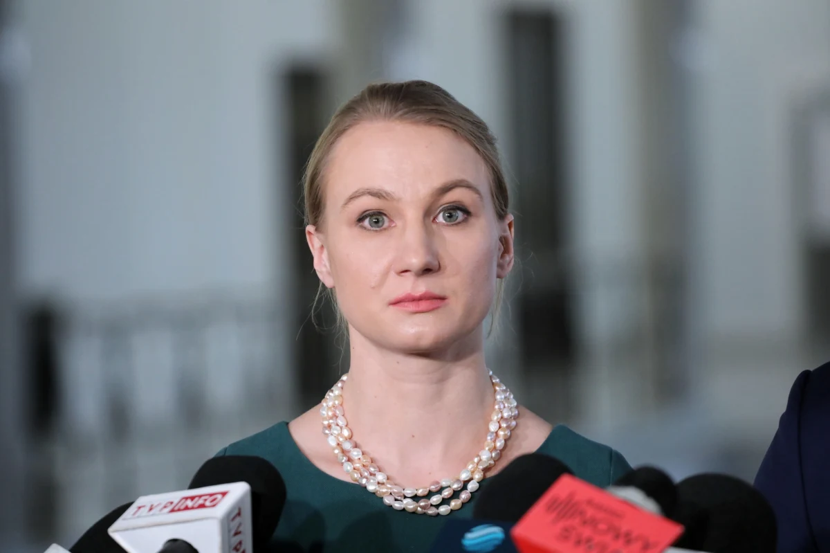 Kujawsko-pomorska policja wszczęła postępowanie w sprawie serii fałszywych alarmów bombowych. Informacje o nich zostały wysłane z numeru należącego do kancelarii adwokackiej Doroty Brejzy – żony senatora Koalicji Obywatelskiej. Prawniczka jeszcze dziś ma zawiadomić organy ścigania o tym, że ktoś się pod nią podszył.