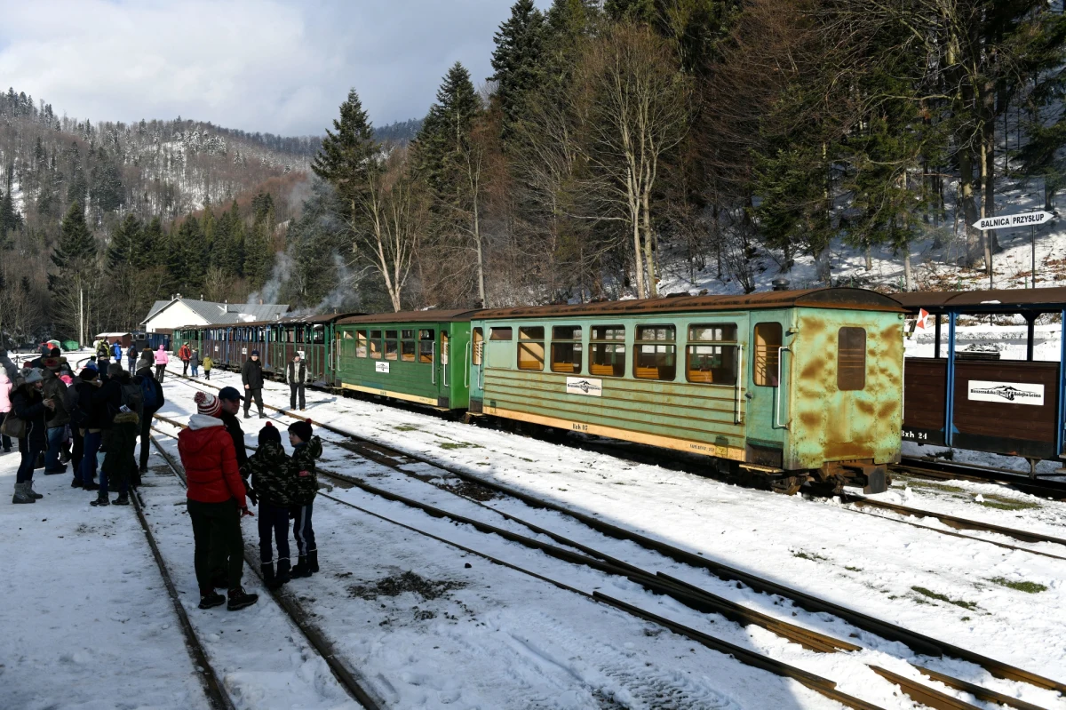 ​Bieszczadzka Kolejka Leśna będzie kursować w trakcie ferii zimowych w każdą środę i sobotę. "Pierwszy kurs zaplanowaliśmy w środę 19 stycznia a ostatni na sobotę 26 lutego" - powiedział prezes fundacji zarządzającej BKL Mariusz Wermiński.