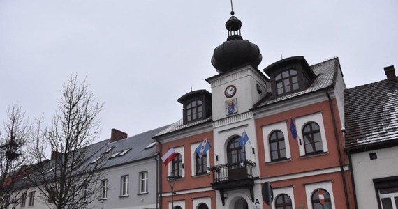 Długa lista zarzutów, głównie dotyczących korupcji dla zatrzymanego przez CBA burmistrza Murowanej Gośliny pod Poznaniem. Wśród podejrzanych jest też sześć innych osób - w tym córka burmistrza, przedsiębiorcy i dwie urzędniczki. Według śledczych wszystkie te osoby miały przyjmować lub pośredniczyć w przyjmowaniu łapówek. Dariusz U. został aresztowany na trzy miesiące.