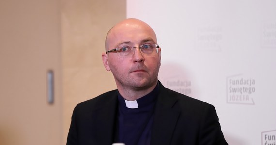 "Dla wszystkich musi być jasne, że dziecko nigdy nie ponosi odpowiedzialności za doświadczoną przemoc" - napisał na Twitterze kierownik Biura Delegata Konferencji Episkopatu Polski ds. ochrony dzieci i młodzieży ks. Piotr Studnicki. Duchowny skomentował w ten sposób doniesienia Onetu ws. Janusza Szymika pokrzywdzonego przez księdza pedofila Jana W. Portal opublikował odpowiedź bielskiej kurii na pozew. Ta chce ustalić, czy 12-latek, który był gwałcony przez księdza pedofila, mógł z tej znajomości odczuwać satysfakcję. Przedstawiciele Kościoła chcą też sprawdzić, czy dorosły dziś mężczyzna jest homoseksualistą. 