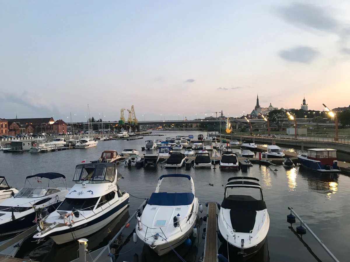 Projektanci portu jachtowego na Wyspie Grodzkiej w Szczecinie staną przed sądem. Prokuratura Okręgowa w Szczecinie skierowała do sądu akt oskarżenia przeciwko dwóm mężczyznom odpowiedzialnym za projekt i nadzór nad budową. Grozi im do 8 lat więzienia.