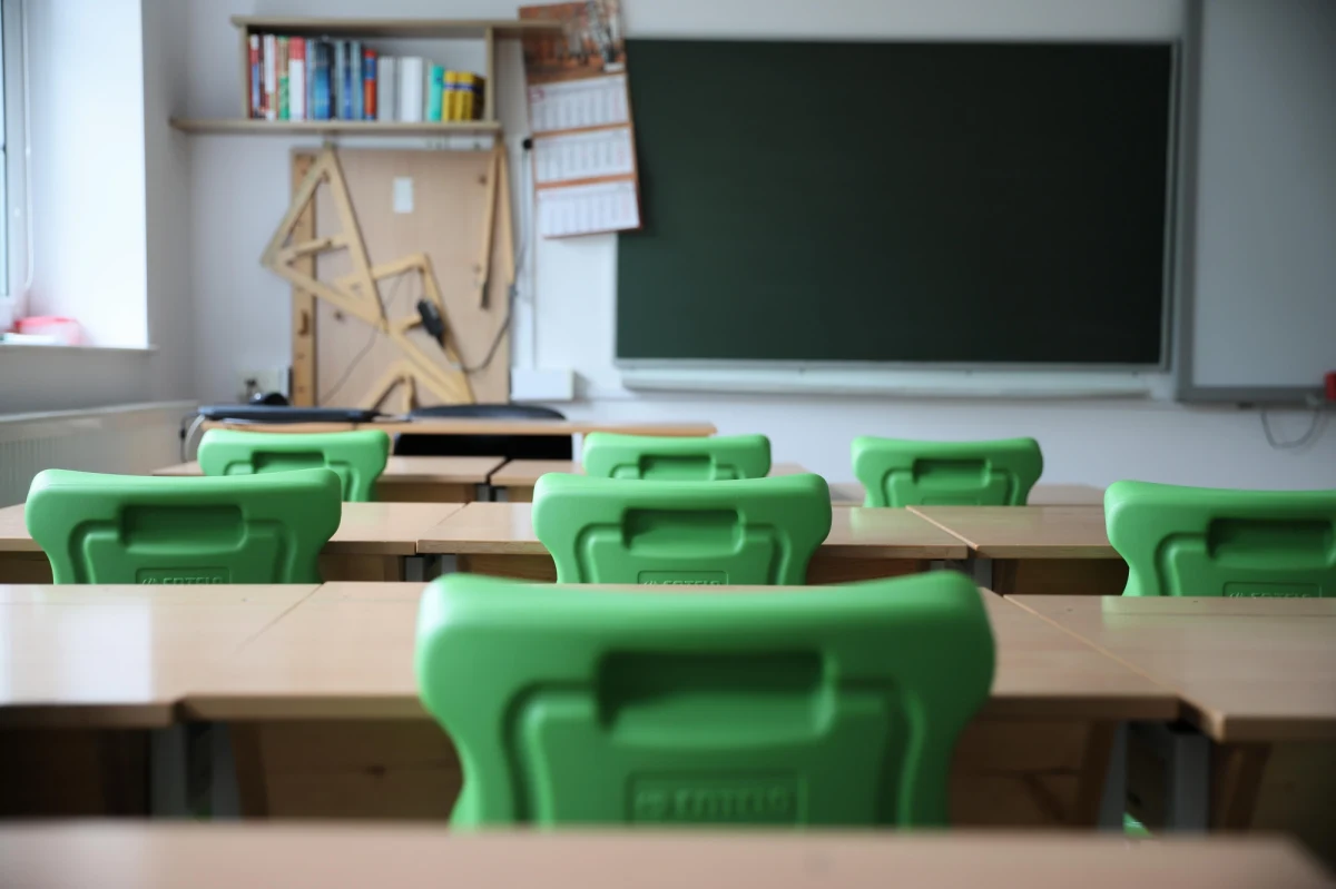 Dzisiaj w ogólnokrajowym strajku nauczycieli we Francji bierze udział  około 75 proc. pracowników szkół podstawowych i 65 proc. szkół średnich – poinformował związek zawodowy SNES-FSU. Według resortu edukacji strajkuje 31 proc. pracowników szkół.