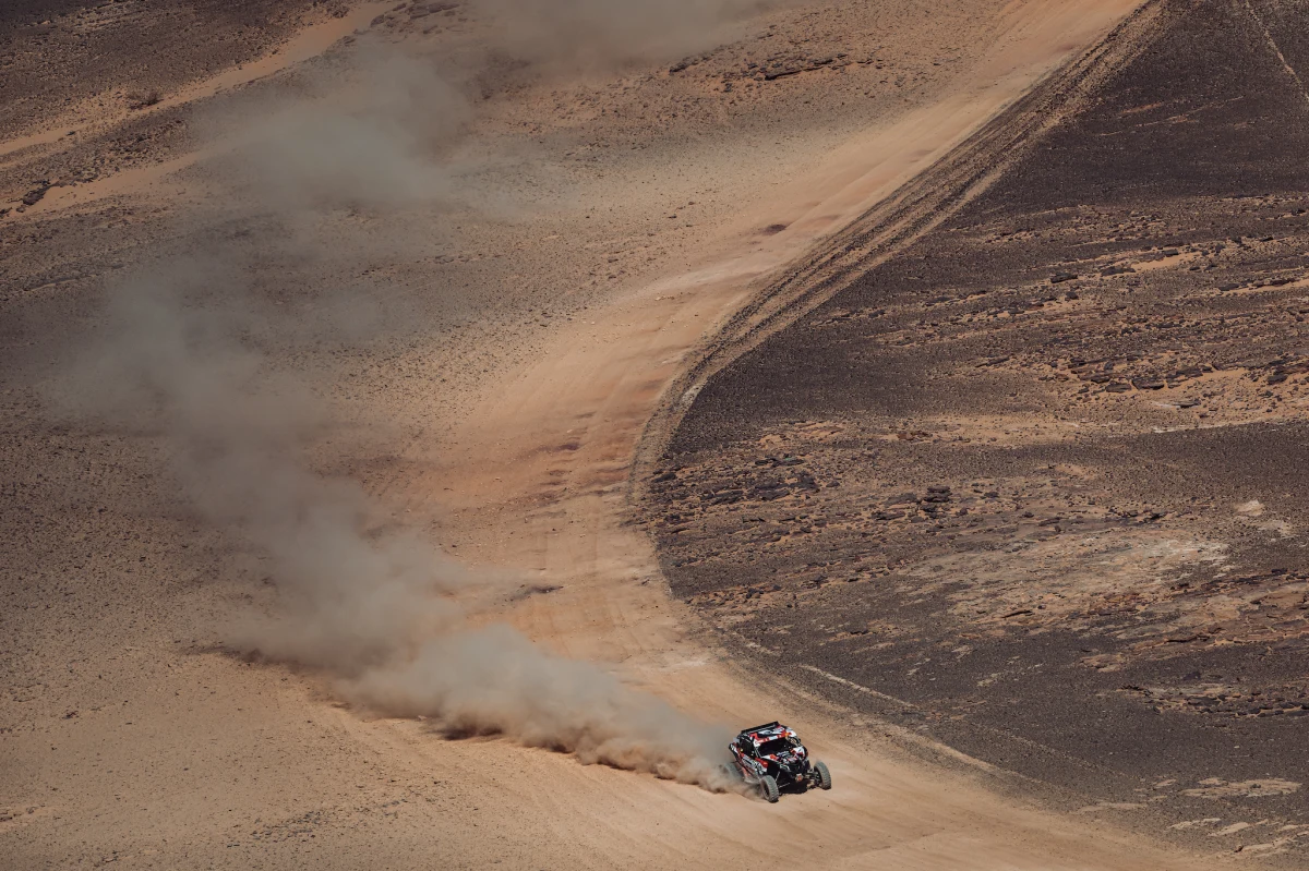 To był słodko-gorzki dzień dla Cobant Energylandia Rally Team na Rajdzie Dakar 2022. Polskich kibiców na pewno ucieszy kolejne etapowe zwycięstwo Marka Goczała i Łukasza Łaskawca. Załoga rodzinnego teamu z polski prowadziła przez większą część trudnej, technicznej próby i ostatecznie okazała się najlepsza, zdecydowanie pokonując rywali. 