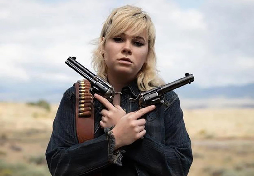 Medialny serial "Kto jest winien tragicznej śmierci Halyny Hutchins?" ma nową odsłonę. Hannah Gutierrez-Reed, specjalistka odpowiedzialna za broń na planie westernu „Rust”, złożyła do sądu w Nowym Meksyku pozew przeciwko dostawcy amunicji. Twierdzi, że dostarczył na plan filmu pudełka, w którym ślepe naboje były wymieszane z ostrymi.

