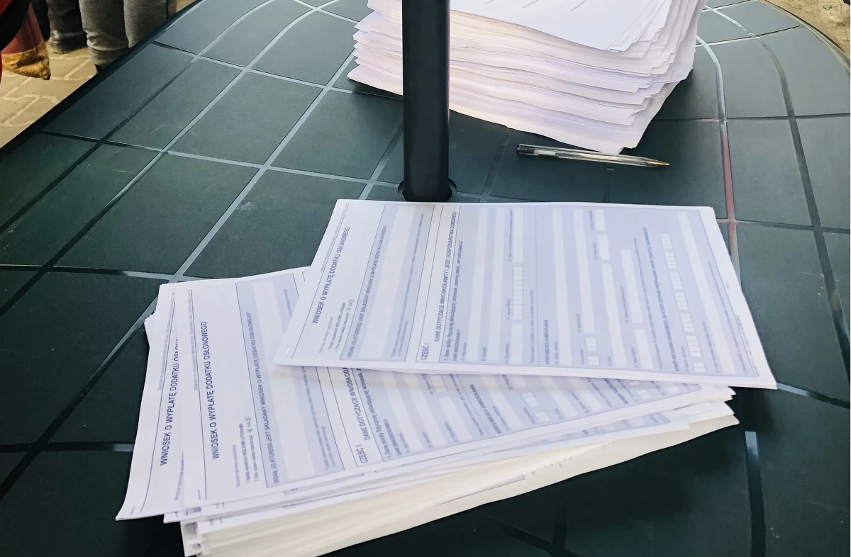 Od 4 stycznia kilkadziesiąt osób codziennie ustawia się w kolejce przed Centrum Świadczeń Socjalnych w Łodzi. W dłoniach trzymają wnioski o dodatek osłonowy. To finansowe wsparcie w związku z drastycznymi podwyżkami cen energii i gazu.