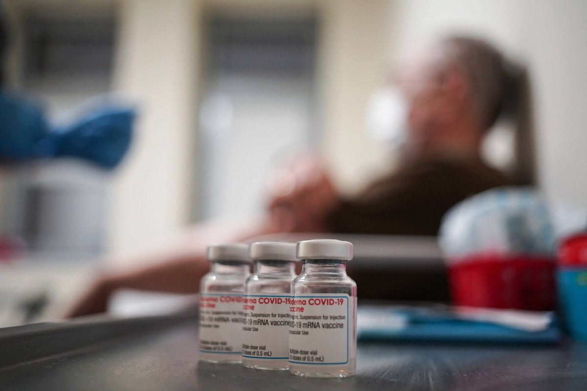 "Szczepionek na koronawirusa nie należy podawać zbyt często" - poinformowała Europejska Agencja Leków (ang. European Medicines Agency - EMA). Ekspert agencji poinformował też o tym, jakie są możliwości podawania czwartej dawki szczepionki.